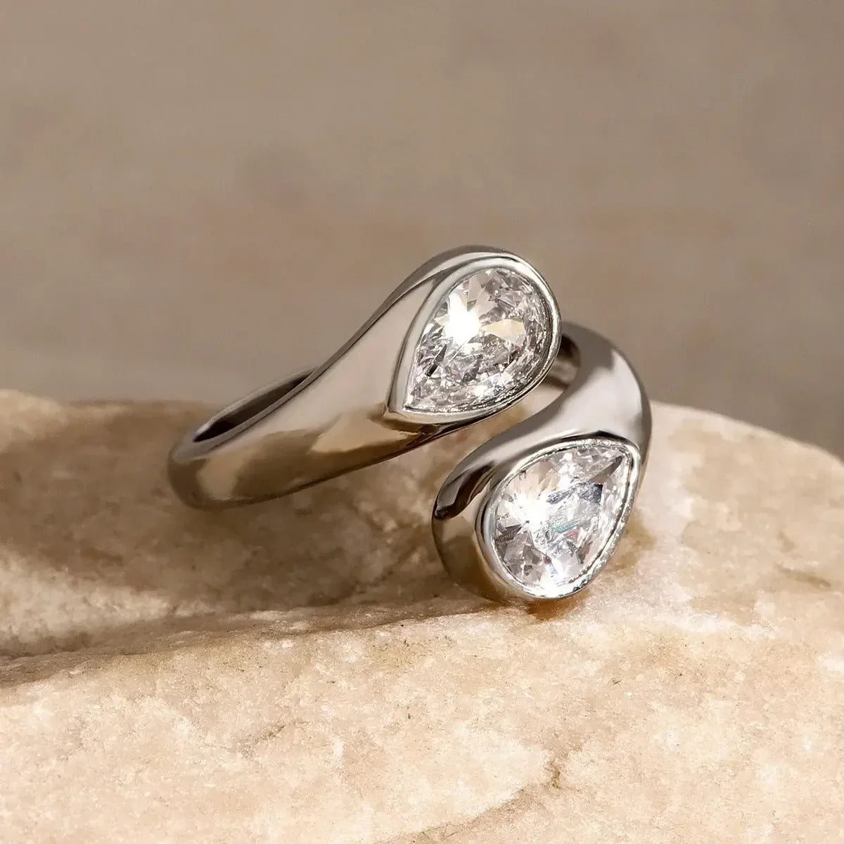 18K gold fashionable personality asymmetrical teardrop-shaped gemstone design ring - CRYSTALOIL